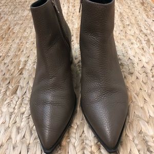 Everlane boss boot In taupe